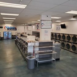 Wash'em Up Laundry - Aurora - Clean, Attendant on duty, newer machines, and plenty of folding space.