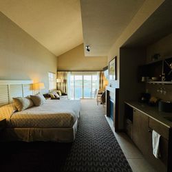 The Lodge at Columbia Point - Corner king room