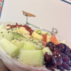 Blendz Cafe - Chia pudding green & red apples, pineapples and goji berries - hemp seed topping