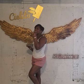 Cielito Artisan Pops - @fitmomkaren eating a super delicious treat - Ice Cream & Frozen Yogurt Near Me - Miami, Florida