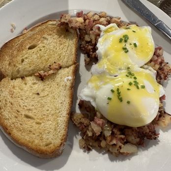 Cafe This Way - Poached Eggs with Hollandaise over housemade Corned Beef Hash & Sourdough Toast - New American Near Me - Bar Harbor, Maine Cafe This Way - Poached Eggs with Hollandaise over housemade Corned Beef Hash & Sourdough Toast - New American Near Me - Bar Harbor, Maine