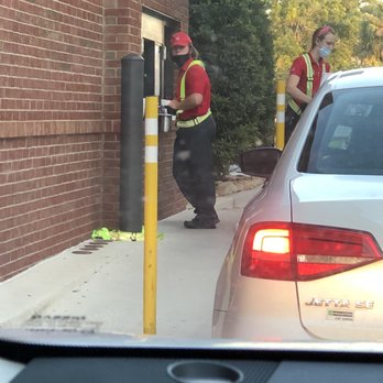 Chick-fil-A - Wearing masks improperly at this location does not give me the normal Chick-fil-A can't be reached customer service. - Fast Food Near Me - Brandon, Florida