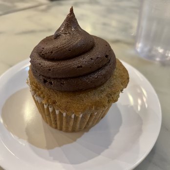 Molly's Cupcakes - Banana cupcake with chocolate frosting ( you pick your frosting choice for this item) - Desserts Near Me - Chicago, Illinois Molly's Cupcakes - Banana cupcake with chocolate frosting ( you pick your frosting choice for this item) - Desserts Near Me - Chicago, Illinois