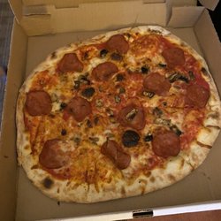 IL Sorriso Cafe & Pizzeria - Canadese (pepperoni & mushroom) pizza