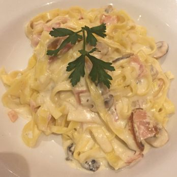 Bizzarro - Fettuccine con Prosciutto e Funghi - Italian Near Me - London, XGL Bizzarro - Fettuccine con Prosciutto e Funghi - Italian Near Me - London, XGL