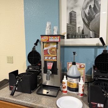 Days Inn by Wyndham Hannibal - Waffle mix and maker - Hotels Near Me - Hannibal, Missouri