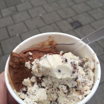Köld - 2 kugler for 35 sek, 1 med chokolade og 1 med Stracciatella - Cafes Near Me - Malmö, M