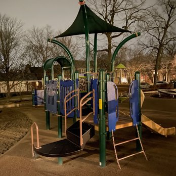 Dwyer Park - Parks Near Me - Winnetka, Illinois
