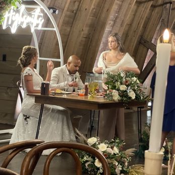 Sweeney Barn - Sweet Heart table - Venues & Event Spaces Near Me - Manassas, Virginia