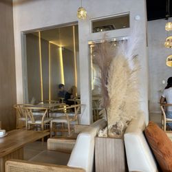Marib Coffee - Taking a peek at the private room in the corner and one off view on the right of sit up seats for one and a little privacy.