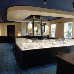 Na Hoku jewelry showcases in Kona, Hawai'i