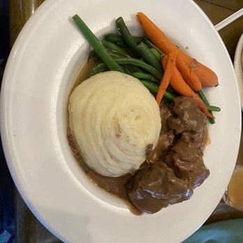 Horseshoe Lounge at Harris Ranch - My pot roast lunch! Fresh beans, fancy carrots, cow-pie mashed potatoes, and tender pot roast - Cocktail Bars Near Me - Coalinga, California