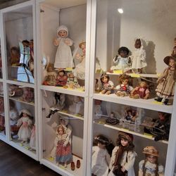 Schiefes Haus - Puppensammlung