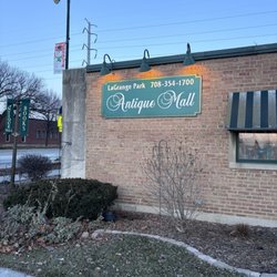 La Grange Park Antique Mall - Easy parking