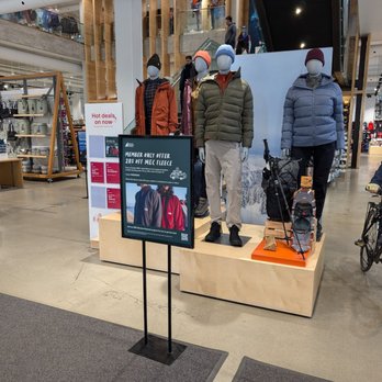 MEC Toronto - Display when you walk through the door - Outdoor Gear Near Me - Toronto, Ontario MEC Toronto - Display when you walk through the door - Outdoor Gear Near Me - Toronto, Ontario
