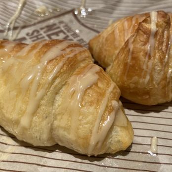 Cheddar's Scratch Kitchen - Complimentary honey butter drizzled croissants - American Near Me - Miami, Florida