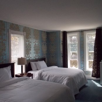 Seaway Manor - Suite 5 - Bed & Breakfast Near Me - Gananoque, Ontario Seaway Manor - Suite 5 - Bed & Breakfast Near Me - Gananoque, Ontario