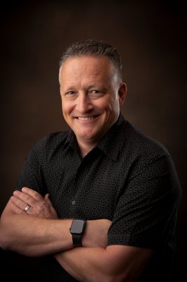 Dan Elliott's Roofing Company Logo