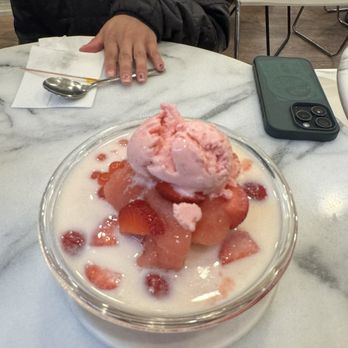 Golden Island Cafe - Strawberry World - Desserts Near Me - San Francisco, California