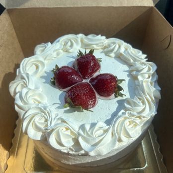 Cakery Bakery - Vanilla cake with strawberries - Bakeries Near Me - La Cañada Flintridge, California