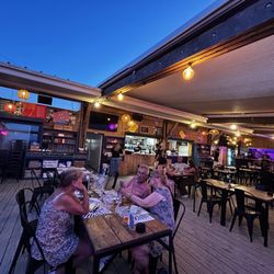Paparazzo - Outdoor seats and great view of ocean