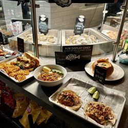 Tammen's Fish Market - Display of popular dishes