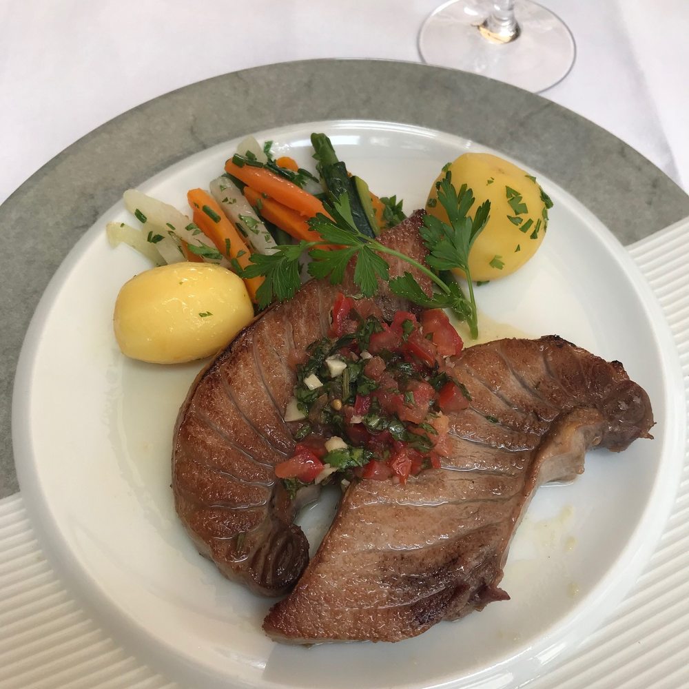 Restaurant Chez Loury - Tuna Steak with potatoes and vegetables - Seafood Near Me - Marseille, 13 Restaurant Chez Loury - Tuna Steak with potatoes and vegetables - Seafood Near Me - Marseille, 13
