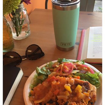 Omrkt - Arroz mamposteao, filet de salmon en salsa criolla, y ensalada de la casa. Absolutamente delicioso !! - Farmers Market Near Me - San Juan, Puerto Rico