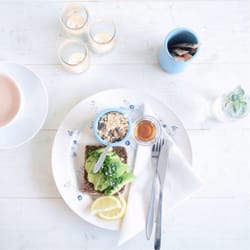 Parterre - Cacao, Skyr med müsli, og avocado brød