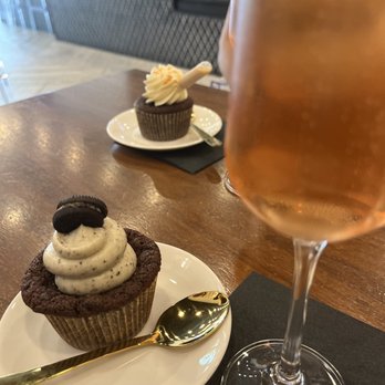 Cupcakes & Bubbles - Cookies and cream with rose - Cupcakes Near Me - Tomball, Texas
