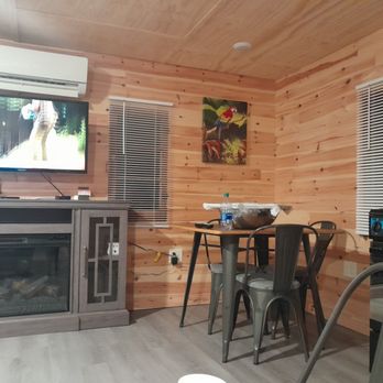Kin Cabins - Dining area - Vacation Rentals Near Me - Grayling, Michigan
