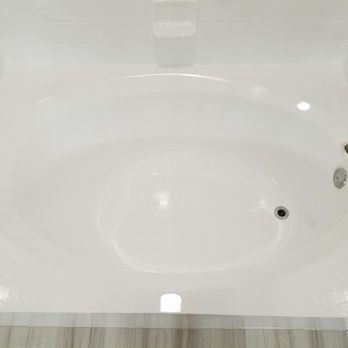 Advanced Bathtub - Shiny. Looks brand new. - Refinishing Services Near Me
