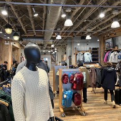 Patagonia Chicago Mag Mile - Inside