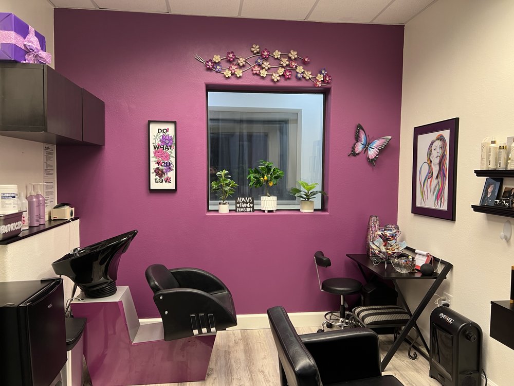 Juliez Hair Bizz Logo