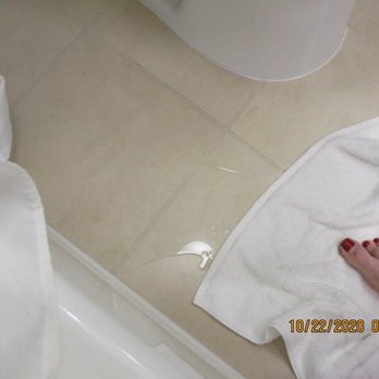 Hilton Garden Inn Durham Southpoint - Hilton Garden Inn Durham Southpoint: I got quite a bit of water on the floor before I "fixed" the shower curtain. - Hotels Near Me - Durham, North Carolina