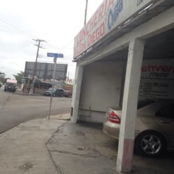 Lonchería Don Diego - Fachada de la lonchería! Ignoren el carro andaban lavando el local en la mañana.