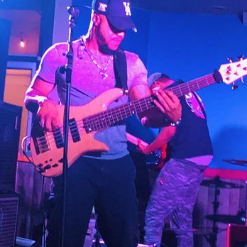 HUDDLE UP SPORTS BAR & GRILL - Updated January 2025 - 18 Photos & 15