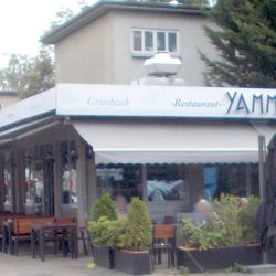 Yammas - Blick auf die neue Terrasse an einem grauen Vormittag