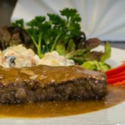 Wirtshaus Helfer - Zartes Argentinisches Roastbeef mit pikanter Pfeffersauce und frischen französischen Kartoffelsalat