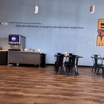 Twisted Mac - Dining area - New American Near Me - Carmichael, California