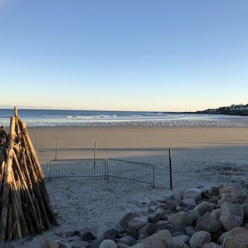 Ogunquit Beach - Setting up the bonfire - Beaches Near Me - Ogunquit, Maine