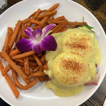 Guieb Cafe - Sweet potatoe fries + bao eggs Benedict (8/10) - New American Near Me - Aiea, Hawaii