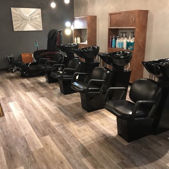 Maxine's Salon - Shampoo room - Hair Salons Near Me - Chesterfield, Missouri