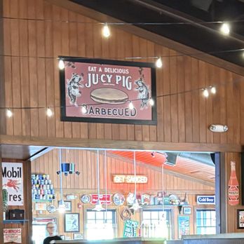 Famous Dave's Bar-B-Que - Entrance from restaurant to bar - Barbeque Near Me - Tualatin, Oregon