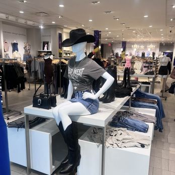 Windsor - Loving this cowgirl look at Windsor located in the Valencia Mall! - Accessories Near Me - Santa Clarita, California