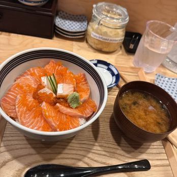 Totoya - Salmon and salmon roe kaisen bowl - Sushi Bars Near Me - Honolulu, Hawaii