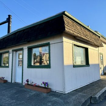 Mom's Kitchen - 11.24.23 corner of Sherman and Florida Avenues - Diners Near Me - North Bend, Oregon
