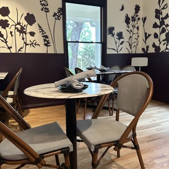 Wimberley Inn + Bar - Bistro tables - Hotels Near Me - Wimberley, Texas