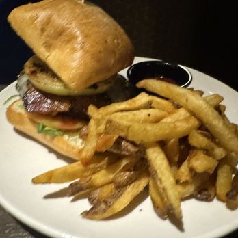 Thirsty Lion - Music Factory - Gastropub Burger - American Near Me - Irving, Texas