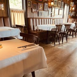 Birdie Bar - Before the crowd. Beautiful dining area.